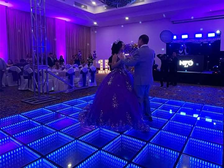 3D infinity mirror dance floor with endless depth effect