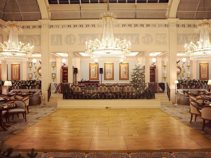 Elegant-wood-dance-floor-at-luxury-wedding